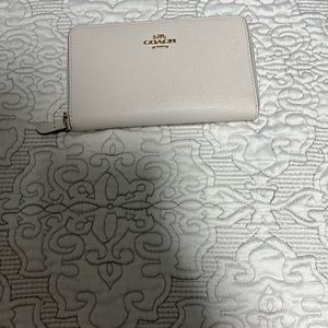 Coach wallet never used tags still in wallet